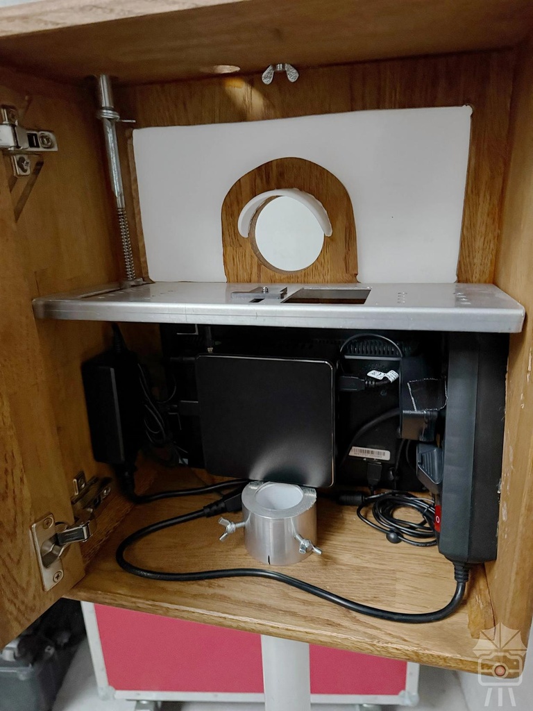PB6-Booth-_Used_-Photobooths-410609060.jpg